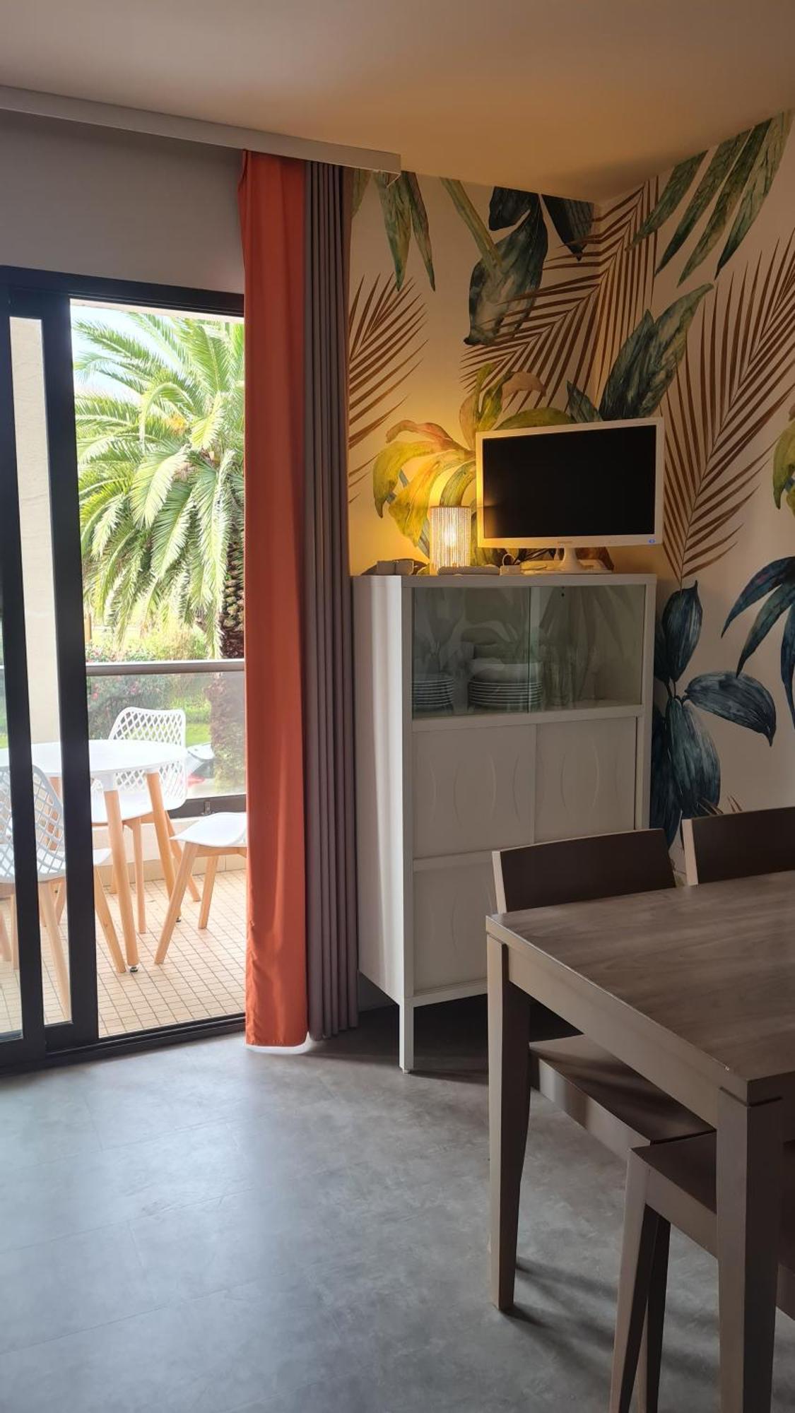 Appartement A 2 Pas De La De : 2 A 4 Hotes.